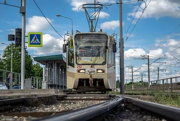 На дверях краснодарских трамваев появились кнопки: в «КТТУ» объяснили нововведение  