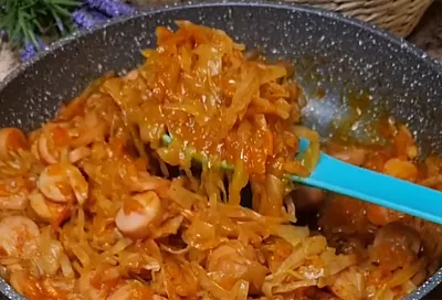 Смотри, как вкусно! Все готовят сочные сосиски с капустой по этому рецепту: всего 15 минут — и ужин как в немецком бистро