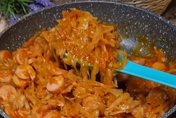 Смотри, как вкусно! Все готовят сочные сосиски с капустой по этому рецепту: всего 15 минут — и ужин как в немецком бистро