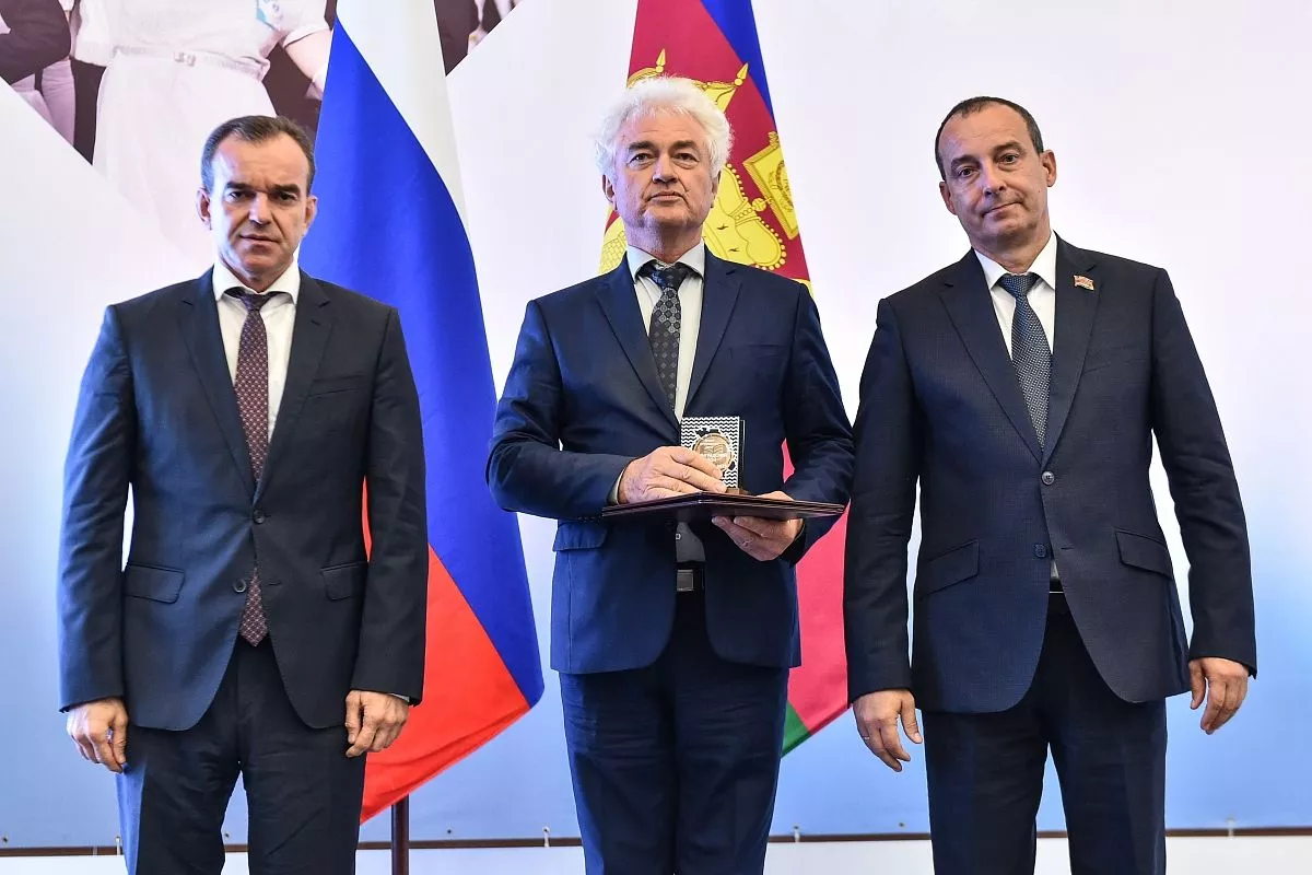 В педсовете приняли участие губернатор Кубани Вениамин Кондратьев и председатель ЗСК Юрий Бурлачко. Заседание вела вице-губернтаторАнна Минькова. В педсовете приняли участие губернатор Кубани Вениамин Кондратьев и председатель ЗСК Юрий Бурлачко. Заседание вела вице-губернтаторАнна Минькова.