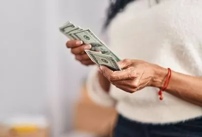 Француженка судится с работодателем за 20 лет своего оплачиваемого безделья