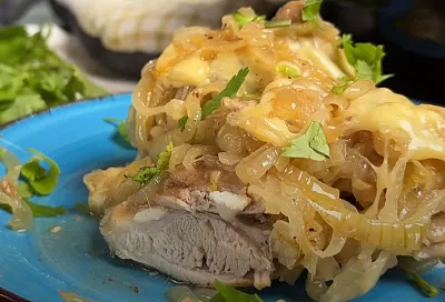 Беру самые простые продукты: лук и курица, но какое же вкусное жаркое получается! Готовится легко и быстро