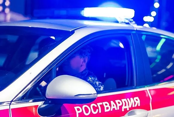 Пьяный мужчина сломал шлагбаум и пытался пробраться в закрытый ресторан в Красной Поляне