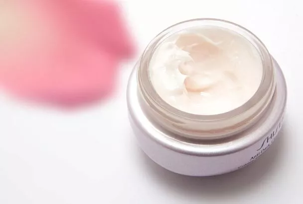 Выучите назубок: какие вещества в составе крема для лица повышают его эффективность в решении проблем с кожей