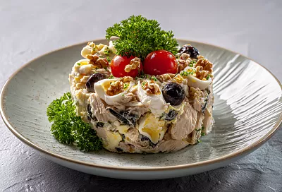 Салат с курицей, черносливом и орехами: нежно, сытно и без суеты