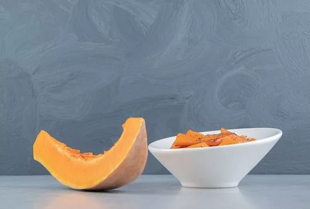 Давно забыла про магазинные чипсы - делаю дома сама и в основном из тыквы. Это просто и очень вкусно!