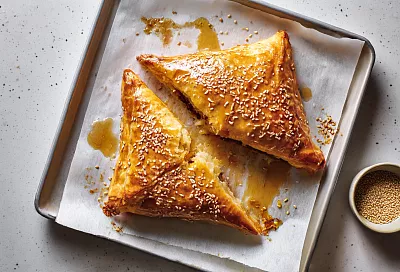 Самса со слоёным тестом и сочной начинкой