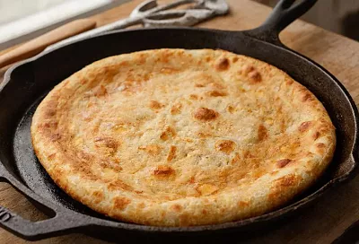 Пышная лепешка на кефире, приготовленная на сковороде: лучший хлеб к вашему столу