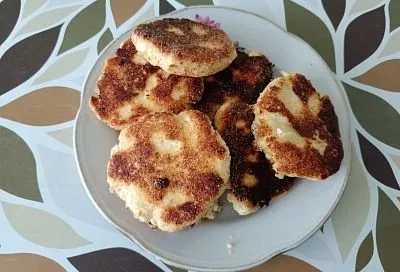 Готовлю каждое утро миску сырников без муки и сахара и «улетают» за 10 минут: быстрый рецепт для приготовления вкусного и полезного завтрака