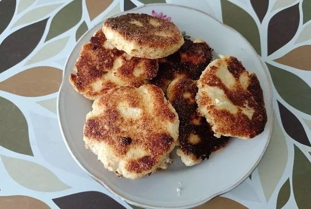 Готовлю каждое утро миску сырников без муки и сахара и «улетают» за 10 минут: быстрый рецепт для приготовления вкусного и полезного завтрака