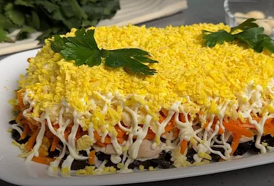 Рецепт этого салата у вас будут выпрашивать все гости! Сделали и умяли треть блюда за 2 минуты, уж очень вкусный