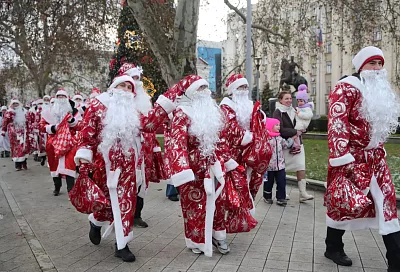 Парад  Дедов Морозов и Снегурочек прошел в Краснодаре