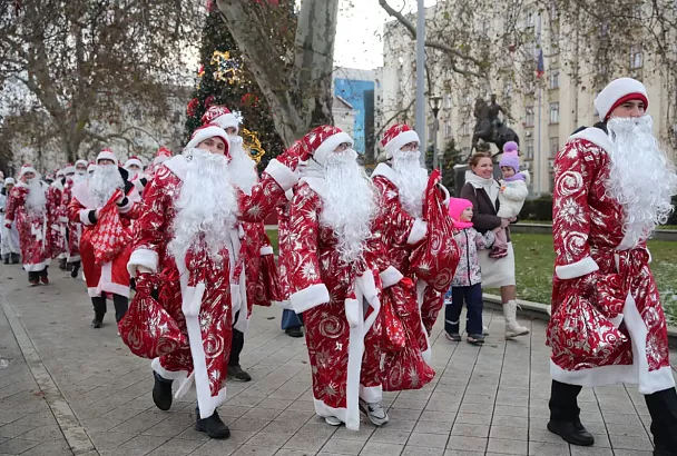 Парад  Дедов Морозов и Снегурочек прошел в Краснодаре