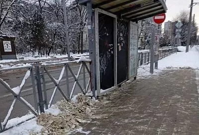 В Краснодаре к расчистке и обработке пешеходных зон от снега приступили ночные бригады