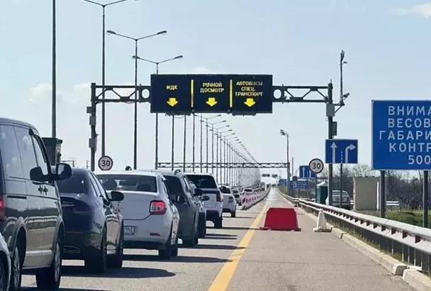 Больше 400 автомобилей скопились на подъезде к Крымскому мосту