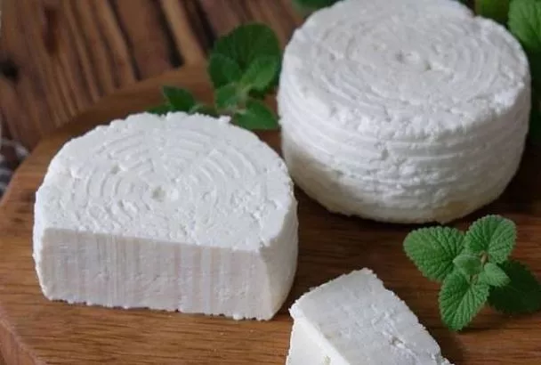 Два способа приготовления адыгейского сыра из пастеризованного молока в городских условиях