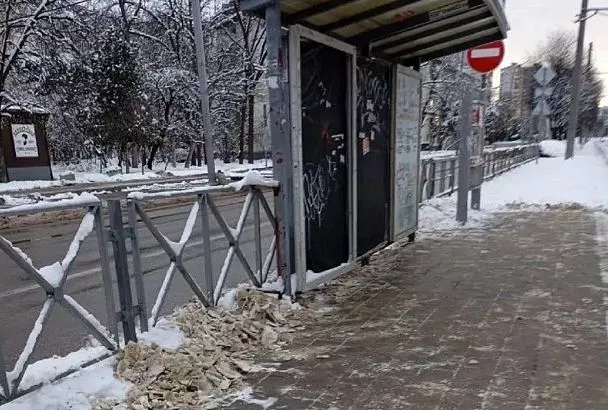 В Краснодаре к расчистке и обработке пешеходных зон от снега приступили ночные бригады