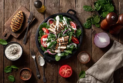 Шпинат, курица и «ранч»: салат, после которого уже не тянет к бутербродам