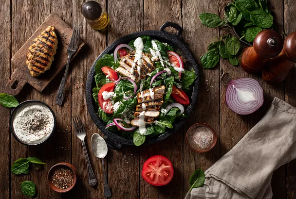 Шпинат, курица и «ранч»: салат, после которого уже не тянет к бутербродам