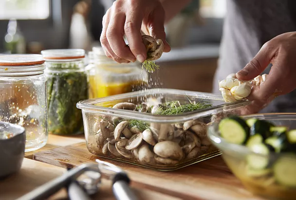 Три быстрые закуски к шашлыку: маринованные шампиньоны, «битые» огурцы и домашний томатный соус