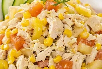 Нужны только курица и ананас: как приготовить 3 разных салата и без майонеза