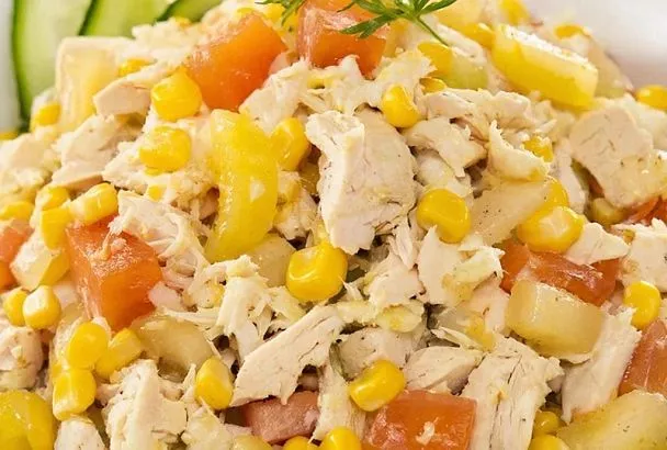 Нужны только курица и ананас: как приготовить 3 разных салата и без майонеза