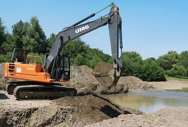 В Абинском районе расчищают русло реки Адегой во избежание подтоплений