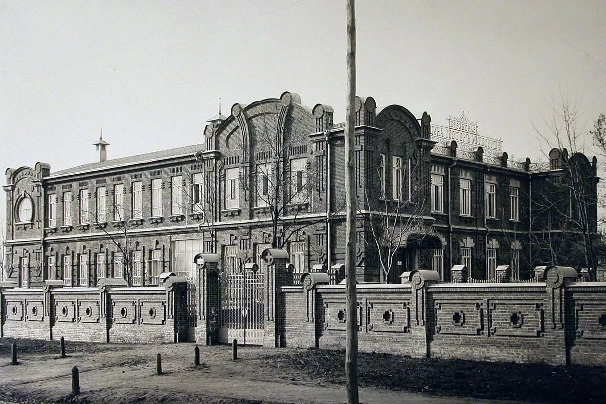 Общежитие Кубанской общины сестер милосердия (совместно с архитекторами И. Мальгербом и А. Косякиным), 1909 год. Ныне объект культурного наследия.