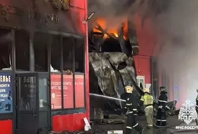 В Краснодаре горит магазин «Светофор»