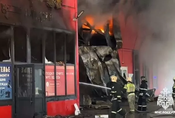 В Краснодаре горит магазин «Светофор»