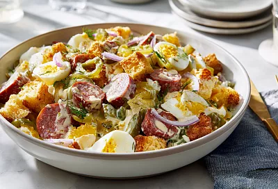 Хитовый салат с сервелатом и сухариками: добавила горчицу в майонез, и вкус заиграл по-новому