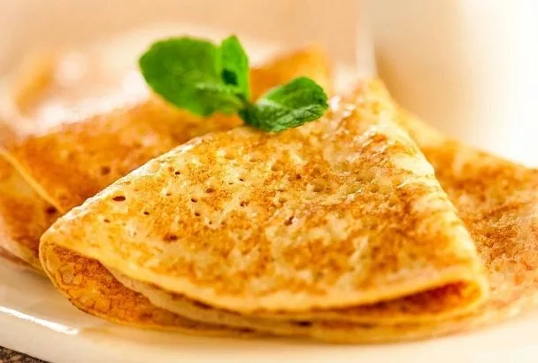 Если есть в холодильнике творог – пеку свои любимые творожные блинчики с сгущенкой 