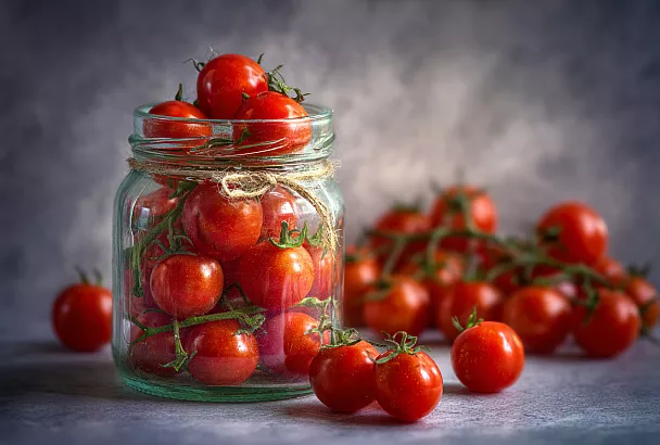 Как сохранить гору помидоров без заморочек: заморозка и банки с «вакуумом» по-домашнему