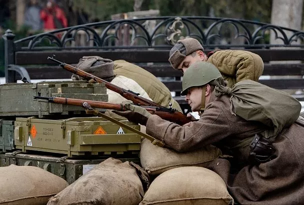 Как 80 лет назад: в Краснодаре провели реконструкцию одного из главных боев за город 