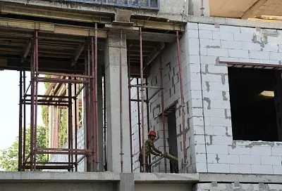 Мэр Краснодара проверил ход строительства школы в поселке Российском