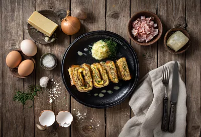 Ленивые бризоли-рулеты: сочный фарш, сыр и соус за полчаса