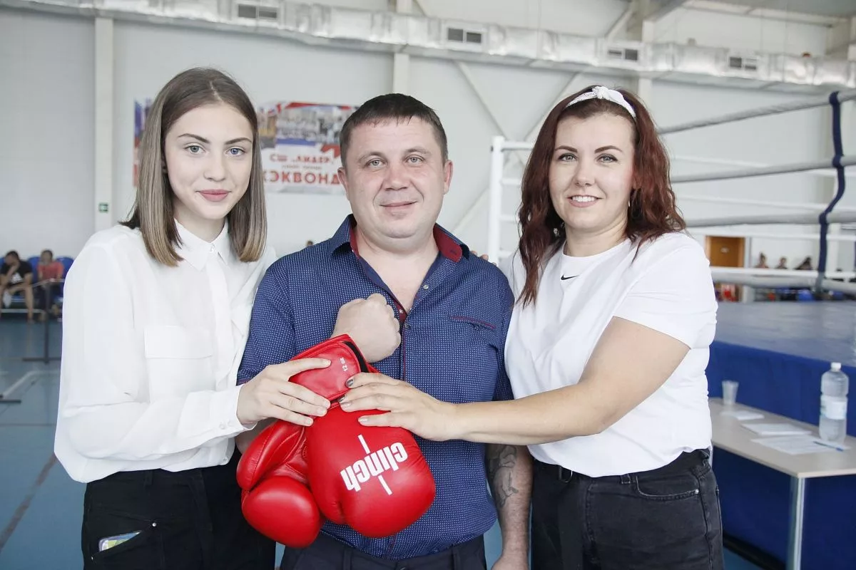 Тренер по боксу Артем Сливко со своими воспитанницами – чемпионкой Краснодарского края и ЮФО Натальей Дроженко (справа) и победительницей первенства России Софьей Молчановой.