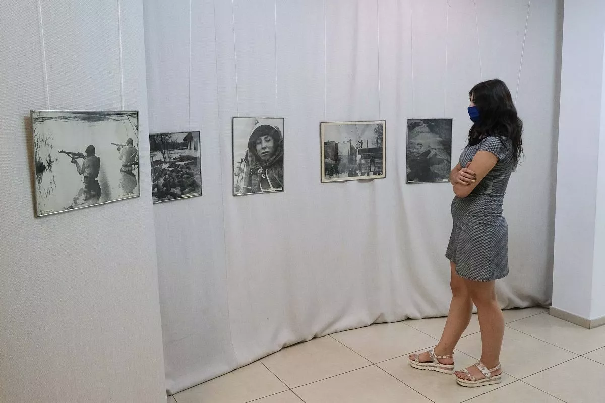 В экспозиции представлено более 50 военных фотографий.