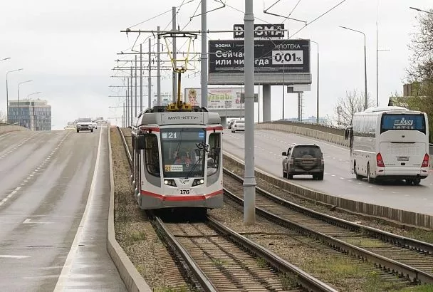 Дополнительные автобусы и трамваи пустят к кладбищам в Краснодаре на Радоницу