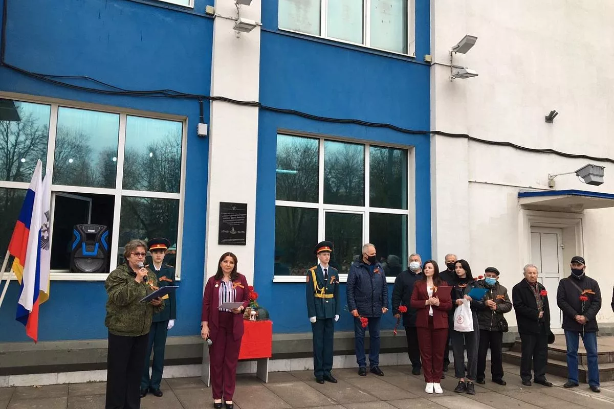 У стадиона «Динамо», где десять лет назад была открыта мемориальная доска, собрались участники православно-патриотической эстафеты «Свеча памяти». У стадиона «Динамо», где десять лет назад была открыта мемориальная доска, собрались участники православно-патриотической эстафеты «Свеча памяти».