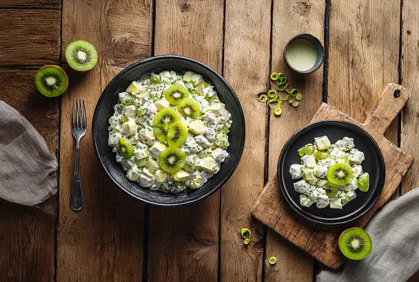 Салат с селёдкой и киви, который навсегда заменит шубу