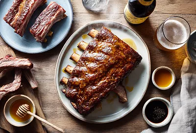 Заливай рёбрышки тёмным пивом и томи в духовке до нежности!