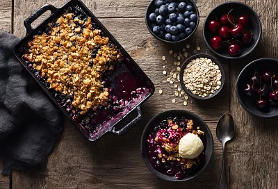 Ягодный крамбл с черникой и вишней: десерт, который сам печётся