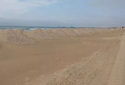 Спецтехника очистила более 10 км береговой линии в Анапе