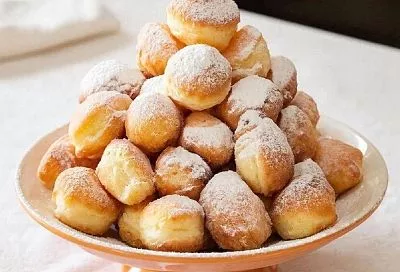 Взбиваю творог с маслом и добавляю муку и через полчаса готова целая гора нежных как пух пончиков