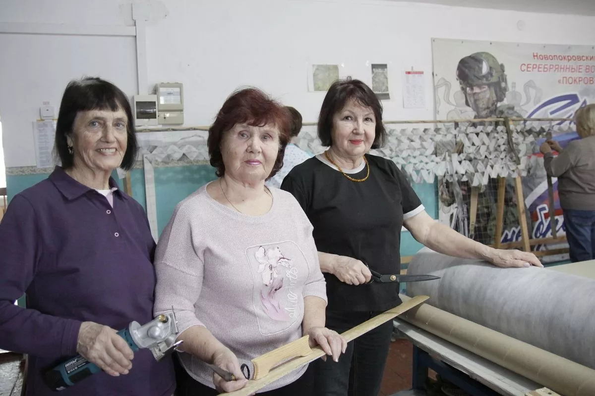 Нина Позднякова, Клавдия Ткач, Лариса Щербаченко занимаются раскройкой изделий. 