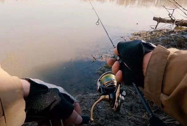 Беру на рыбалку весной спиннинг с мормышкой — и клюет супер! Секрет тонкой игры 