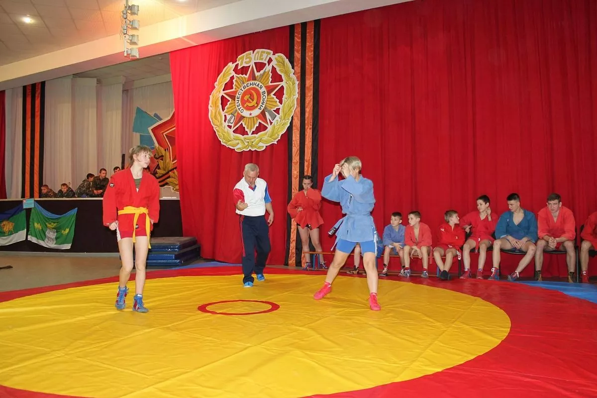 Воспитанники военно-патриотических клубов района продемонстрировали свое мастерство по разборке и сборке автомата и строевые приемы с оружием.