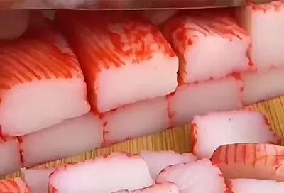 Беру крабовые палочки, и через 5 минут салат «Красное море» на столе: готовится, пока гости на пороге