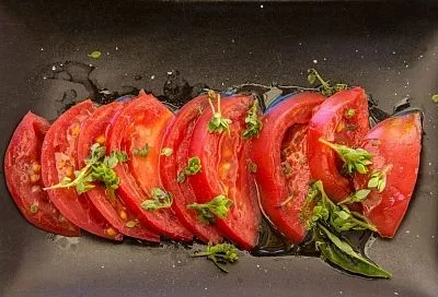 Идеальная закуска для весны: жареные помидоры с зеленью и чесноком